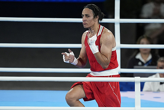 Alírská boxerka Imán Chalífová slaví zisk zlaté medaile.