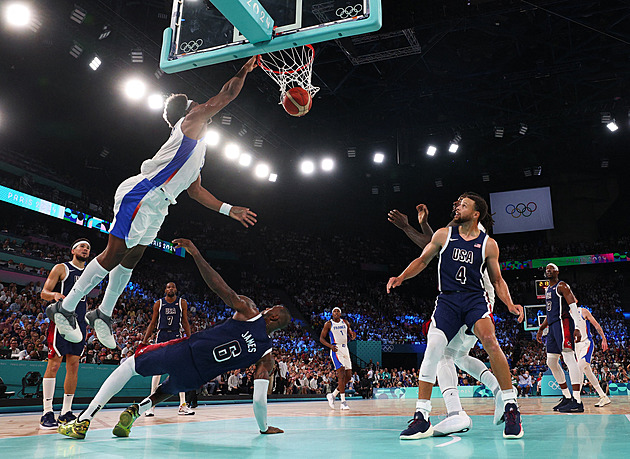 Plakátová pomsta za Carterův dunk. Zavěsil přes LeBrona, teď chce do NBA