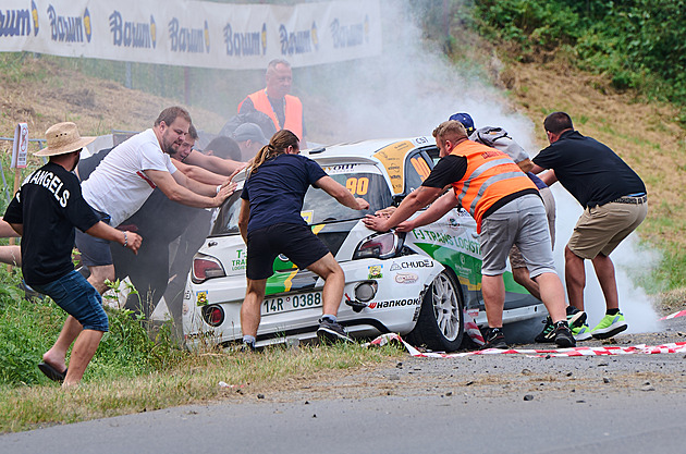 Barum rallye vede po první etapě Stříteský, Kopeckého přibrzdil defekt