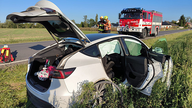 Řidič tesly nevybral zatáčku a sjel do pole. Nadýchal přes dvě promile