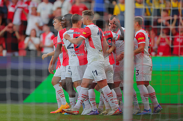 Slavia - Olomouc 2:0, domácí od začátku vedli. Neškodné hosty dorazili v závěru