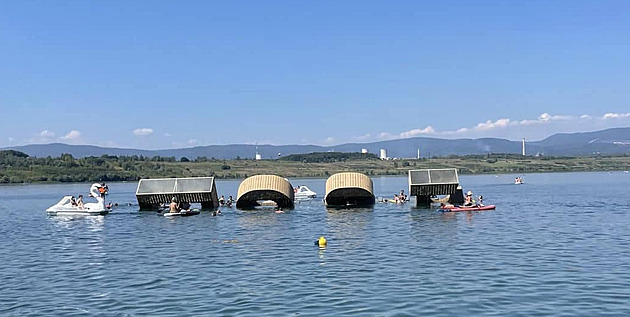 Plovoucí fotopoint na hladin jezera Most lidé potopili.