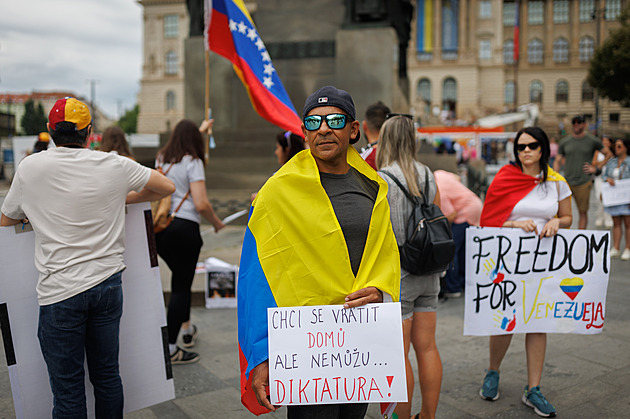 „Nemůžu se vrátit domů.“ Lidé v Praze protestovali za svobodu Venezuely