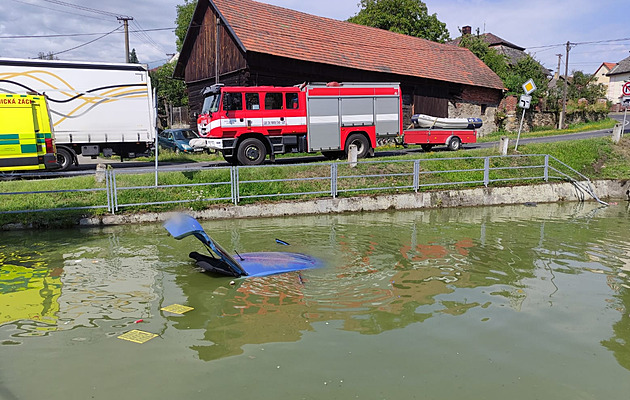 Po prjezdu zatákou senior dostal smyk, auto utopil v nádri plné vody na...