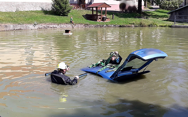 K vytaení auta z vody hasii povolali speciální vyproovací vz. Hasii...