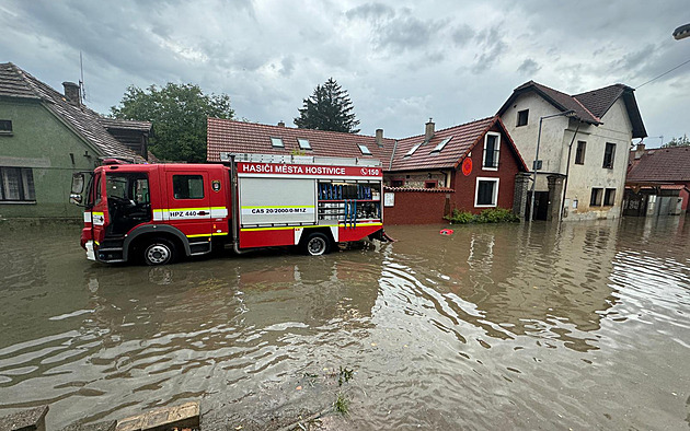 Zaplavené náměstí či sklepy, vylité potoky. Hasiči měli stovky výjezdů