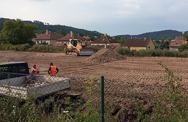 Firma navezla tuny odpadu na stavební pozemek, místní zahradili autům cestu