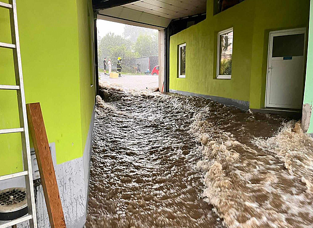 Z klidného potůčku rozbouřená řeka. Blesková povodeň na Šumavě odnesla i auta