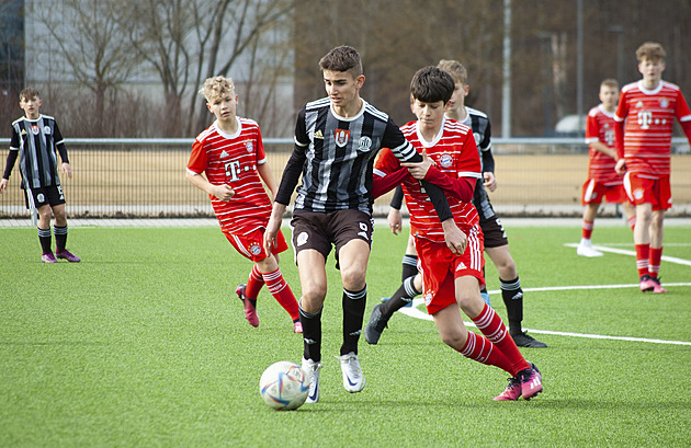 Nadjní fotbalisté eských Budjovic (v ernobílém) u se v pedchozích letech...