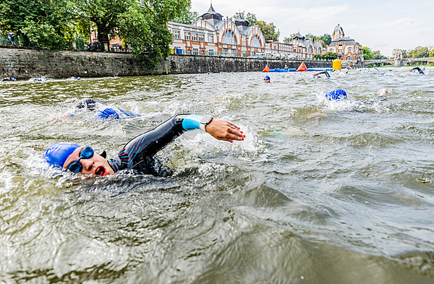 Světová elita i jezdci na veteránech. Hradec hostí slavný závod Ironman