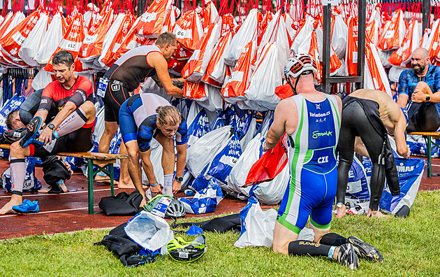 Kdo je lepší? Ironman vznikl díky při běžců a plavců. Letos opět rozproudí Hradec