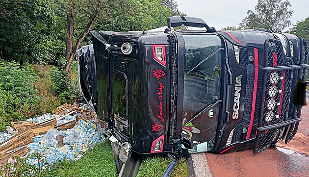 U Varů se převrátil kamion s minerálkami, nehoda blokovala hlavní tah na Prahu