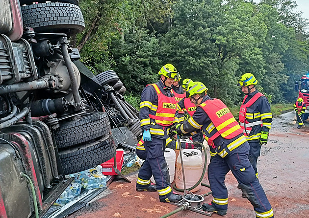 U Varů se převrátil kamion s minerálkami, nehoda blokovala hlavní tah na Prahu