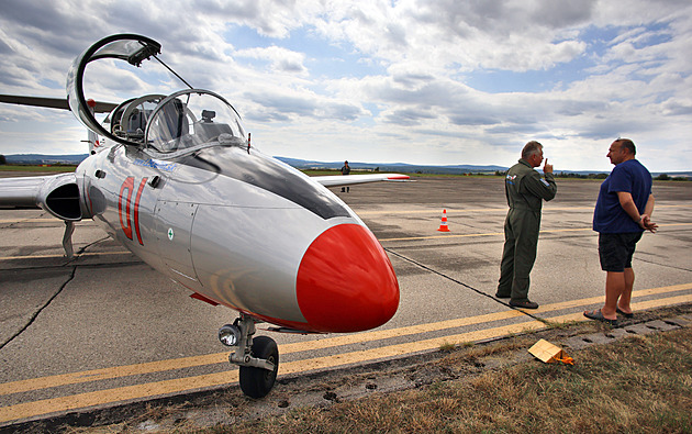 Na chebské letit u dorazil letoun L-29 Delfín. Za jeho kniplem sedl pilot...