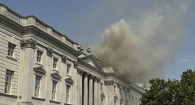 Palác Somerset House v Londýně zachvátil požár, hasiči ho dostali pod kontrolu