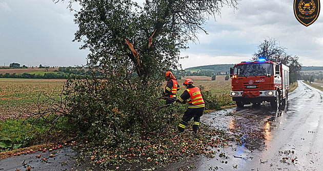 Silné bouřky zasáhly Moravskoslezský a Zlínský kraj, hasiči řešili přes sto událostí