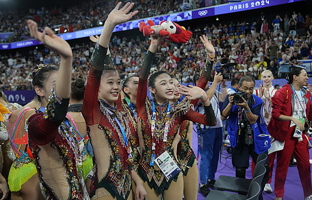 Čína získala v soutěži družstev první olympijské zlato v moderní gymnastice