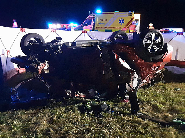 Při noční nehodě zemřela řidička i s holčičkou, patrně nedala přednost