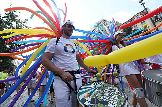 Česko není Sodoma, vítal Prague Pride nápis. Objevily se i palestinské vlajky