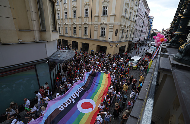 Vrcholí duhový týden. Účastníci průvodu Prague Pride vyrazili na Letnou
