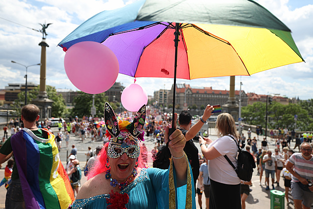 OBRAZEM: Prahu ovládly duhové barvy. Průvodem vyvrcholil Prague Pride