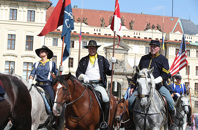 Prahou prošlo sedmdesát koní, Custerův průvod vedl herec Václav Vydra