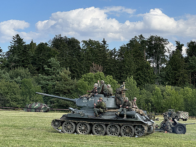 Souboj mustangu se zerem, palba z tanků. Diváci žasli u bitvy i letecké akrobacie