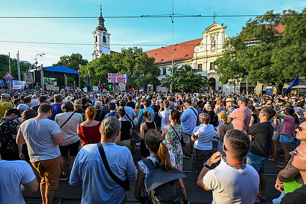 „Běžte na konec ploché země.“ Proti Šimkovičové demonstrovalo 18 tisíc lidí