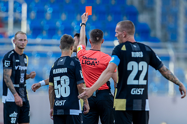 Baník - Hradec Kr. 1:0, hosté v deseti nedali penaltu, o bod přišli v závěru