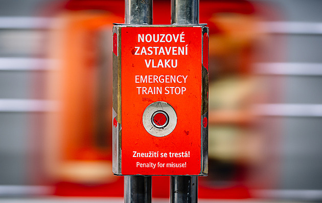 Kde jsou nouzová tlačítka v metru? Podívejte se. Cestující o nich nevědí