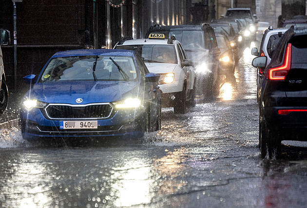 Vedra ukončí silné bouřky s přívalovými dešti i kroupami, varují meteorologové