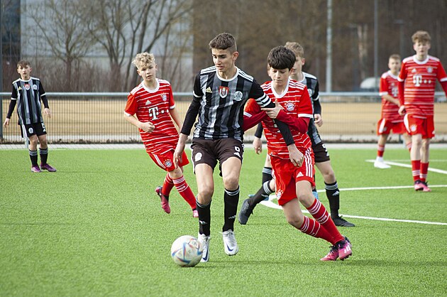 Nadjní fotbalisté eských Budjovic (v ernobílém) u se v pedchozích letech...