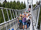 Oblbenm mstem pro selfie na Doln Morav je visut most Sky Bridge 721,...