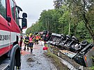 Pevrcen kamion s minerlkami komplikuje dopravu z Karlovch Var do Prahy