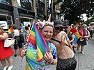 Na Vclavskm nmst se schzej astnci duhovho prvodu Prague Pride. (10....