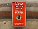 Zchrann tlatko pro nouzov zastaven vlaku v praskm metru B ve stanici...