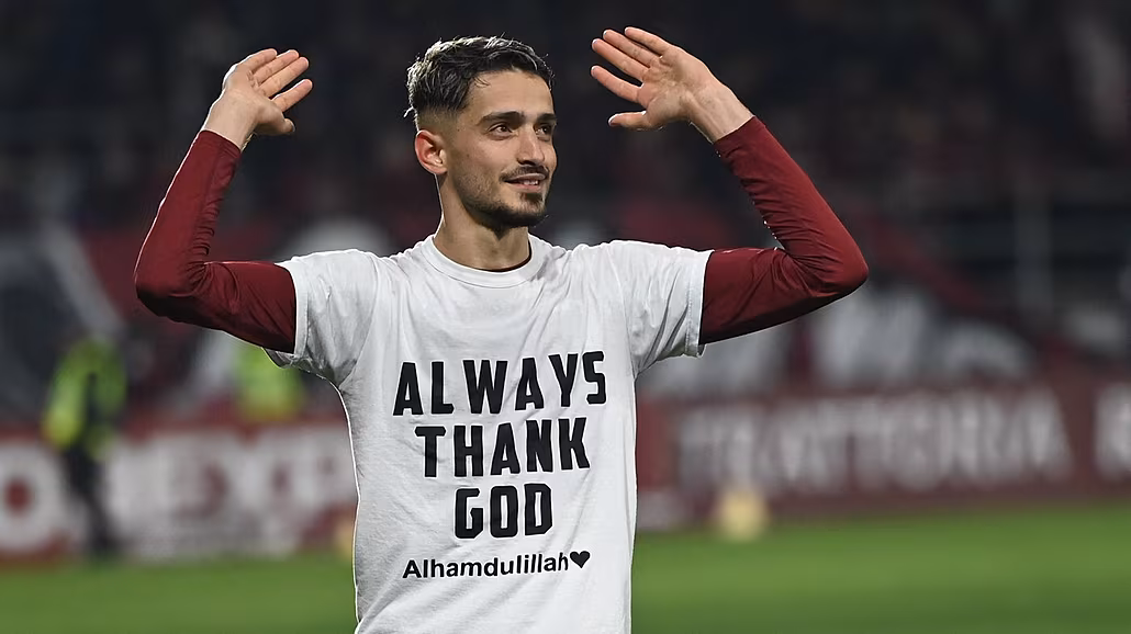Kosovský úto�ník Albion Rrahmani mává fanou�k�m Rapidu Bukure��, nov� se stal...