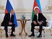 Ruský prezident Vladimir Putin a ázerbájdánský prezident Ilham Alijev v Baku....