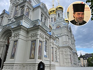 Karlovarský chrám svatých apo�tol� Petra a Pavla. Na fotografii v krou�ku je...