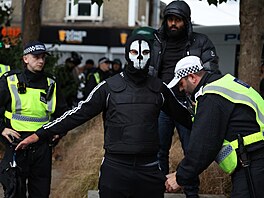 Jeden z demonstrant bhem protest ve Walthamstowu (7. srpna 2024)