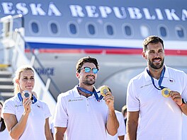 Nikola Ogrodníková, Martin Fuksa a Josef Dostál (zleva) se vrátili do eska s...