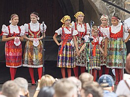 Kulturní program pokra�uje a� do podve�era je�t� v ned�li. Na pódiích se b�hem...