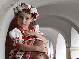 V ulicích Doma�lic je mo�né b�hem t�ídenních slavností potkával d�ti a dosp�lé...