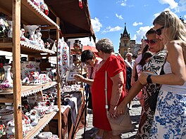 Na slavnostech nesm�jí chyb�t ani prodejci ru�n� malované chodské keramiky v...