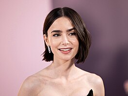 Lily Collinsová v Los Angeles na premiée tvrté ady seriálu Emily in Paris...
