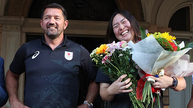 Veden msta Domalic v nedli slavnostn pivtalo ped radnic olympijskou vtzku v hodu otpem Haruku Kitaguiovou a jejho trenra  domalickho rodka Davida Sekerka. (12. srpna 2024)