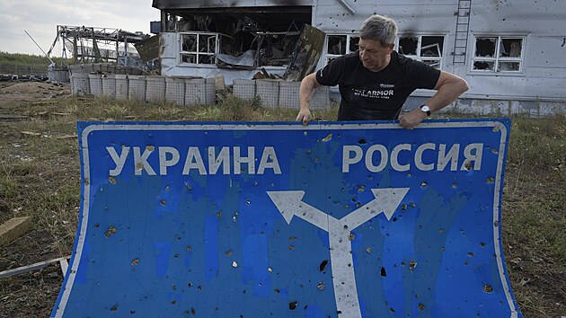 Ukrajinsk� historik Jurij Sav�uk se silni�n�m ukazatelem v Sud�i v rusk� Kursk� oblasti (16. srpna 2024)