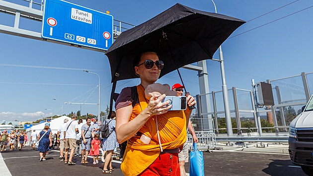 Dva dny ped oficilnm otevenm pro auta si lid v Brn proli estakdu u Tomkova nmst. Jej vybudovn by mlo zsadn ulevit doprav na velkm mstskm okruhu. (16. srpna 2024)