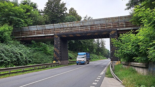 Demolin postup mostu u Ludgeovic navrhuje naruen mostovky rypadly s hydraulickmi bouracmi kladivy a jej kontrolovan zcen na ochrann polt z metrov hromady recykltu, kter ochrn povrch silnice I/56.