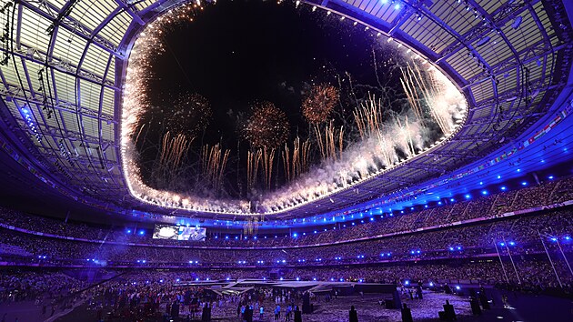 Oh�ostroje na stadionu b�hem slavnostn�ho zakon�en� olympijsk�ch her.